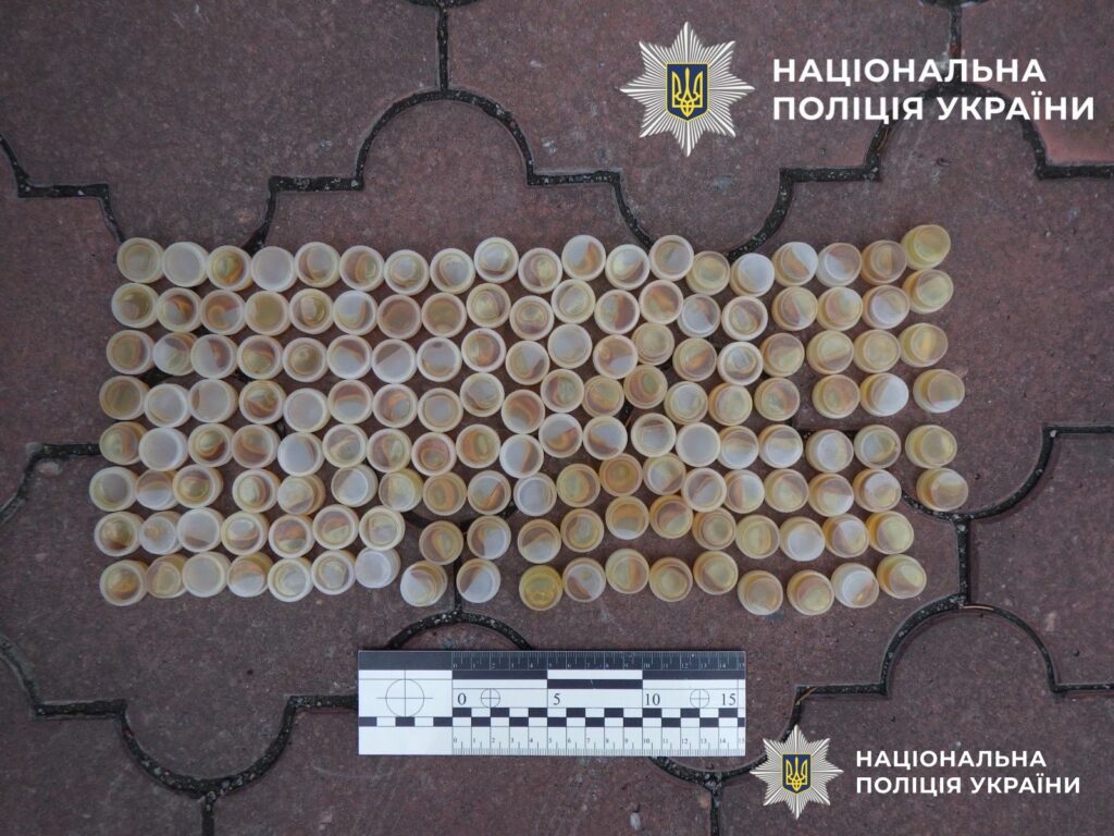 Вилучені колби з канабісом