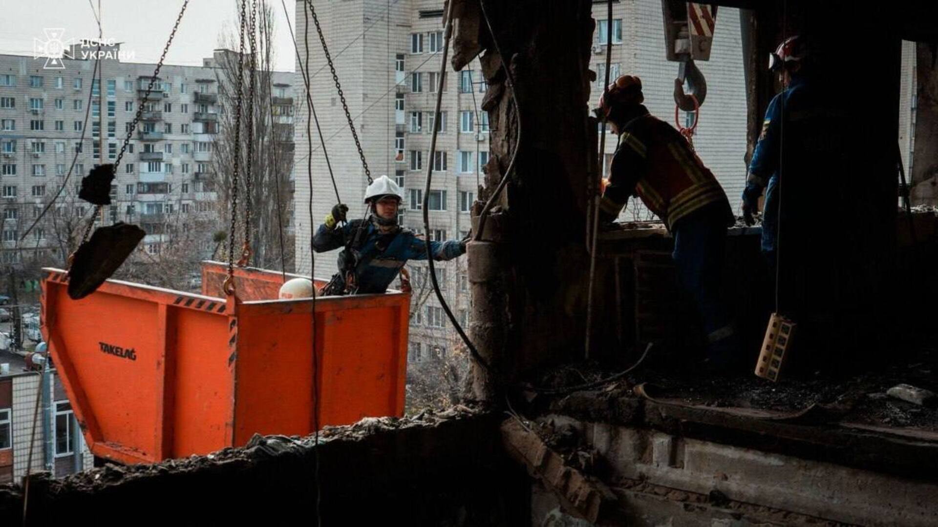 Рятувальники працюють на завалах житлової багатоповерхівки, пошкодженої російським ударом по Києву 14 листопада 2025 року