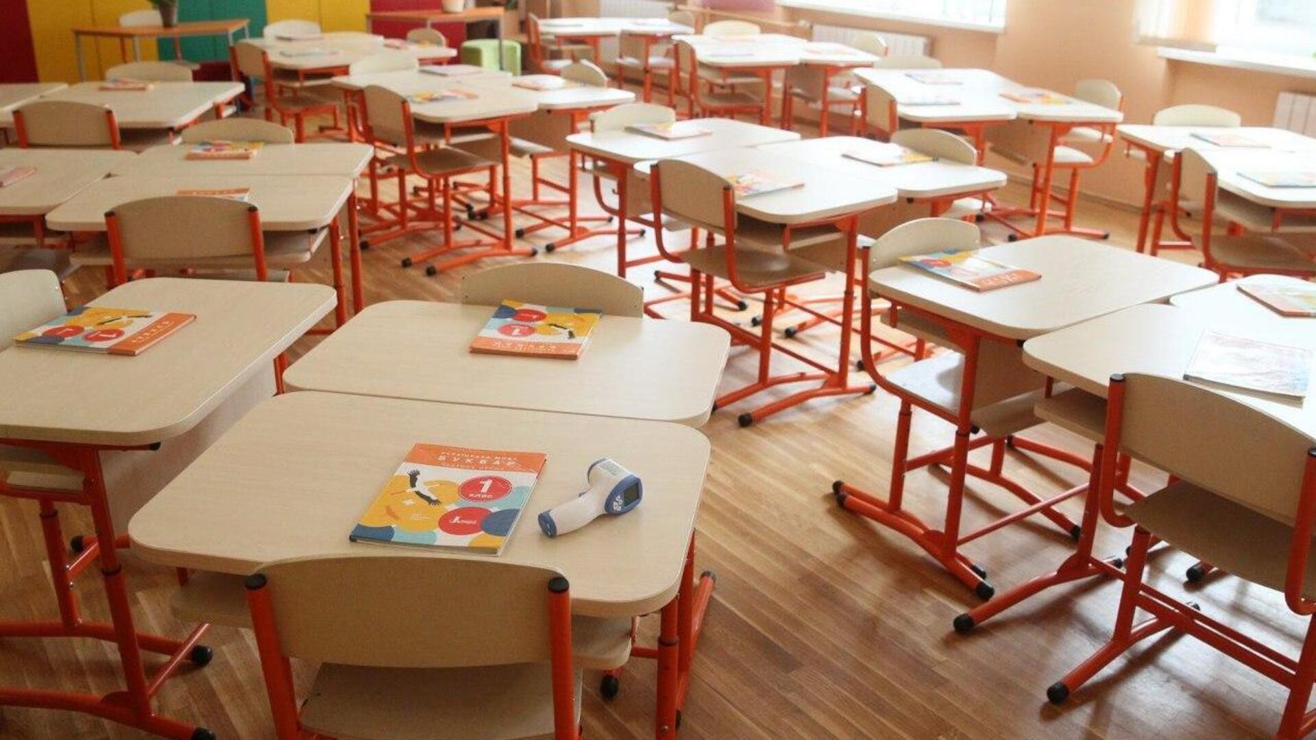 У Києві активісти відновили автентичні двері садиби на Лук’янівці, зруйновані після вибуху Парти в шкільному класі