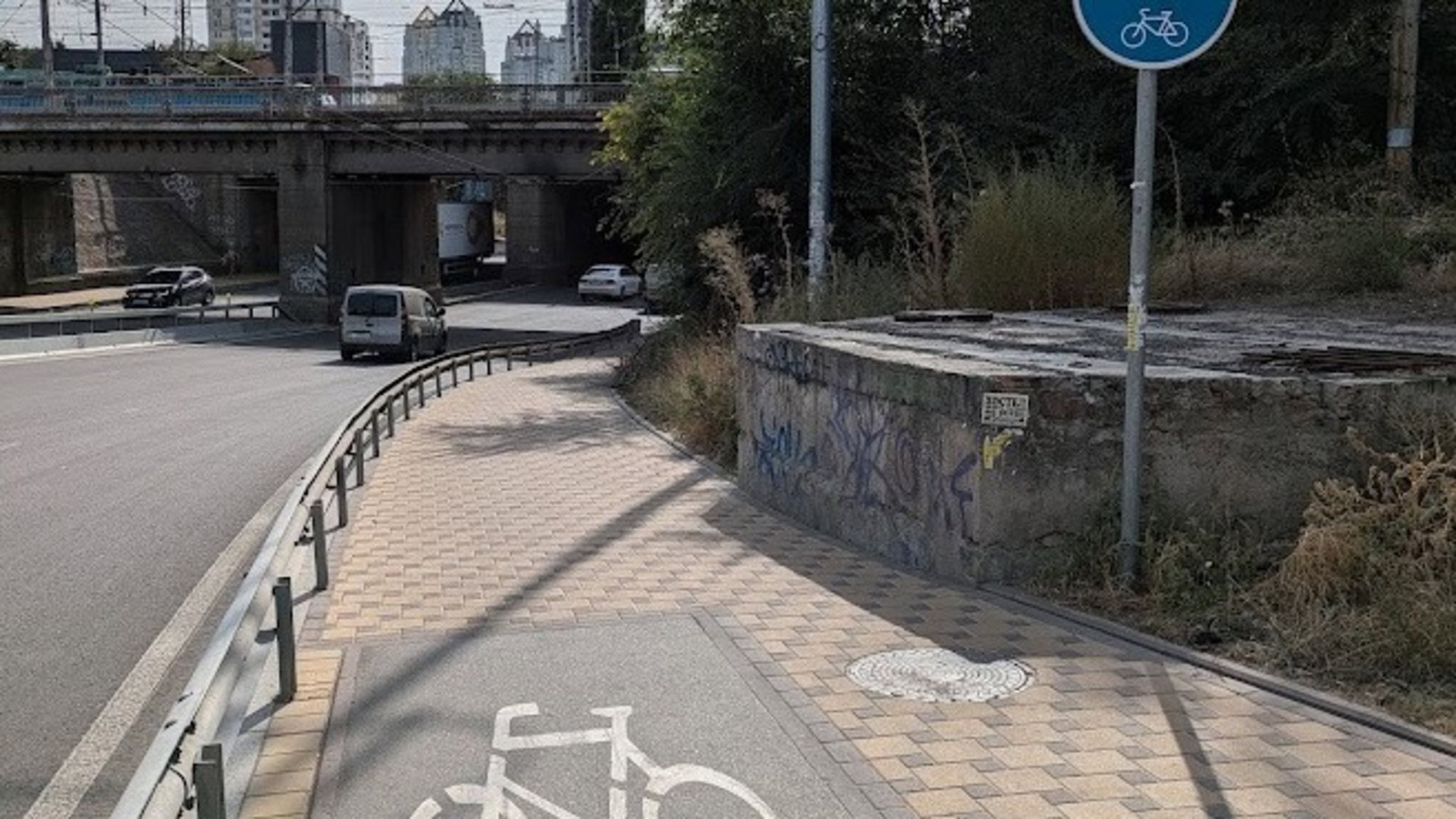 Велодоріжка обривається посеред тротуару. Частина Солом’янського веломаршруту на вулиці Липківського