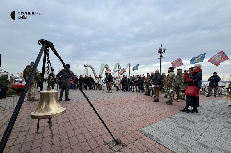 У Києві вшанували морпіхів: понад 3 тисячі полягли з 2014 року Люди стоять біля пам'ятнику морським піхотинцям у Києві
