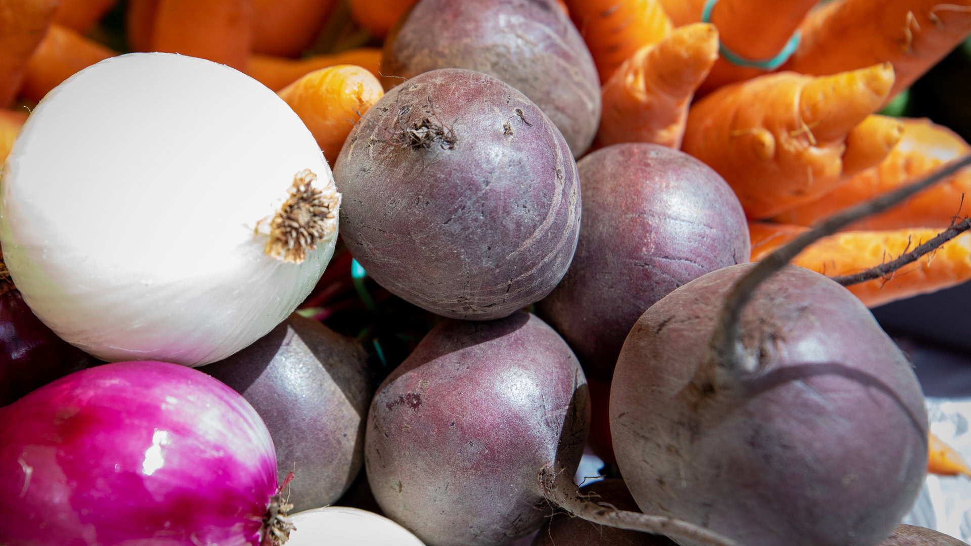 Буряк, цибуля і морква на ярмарку