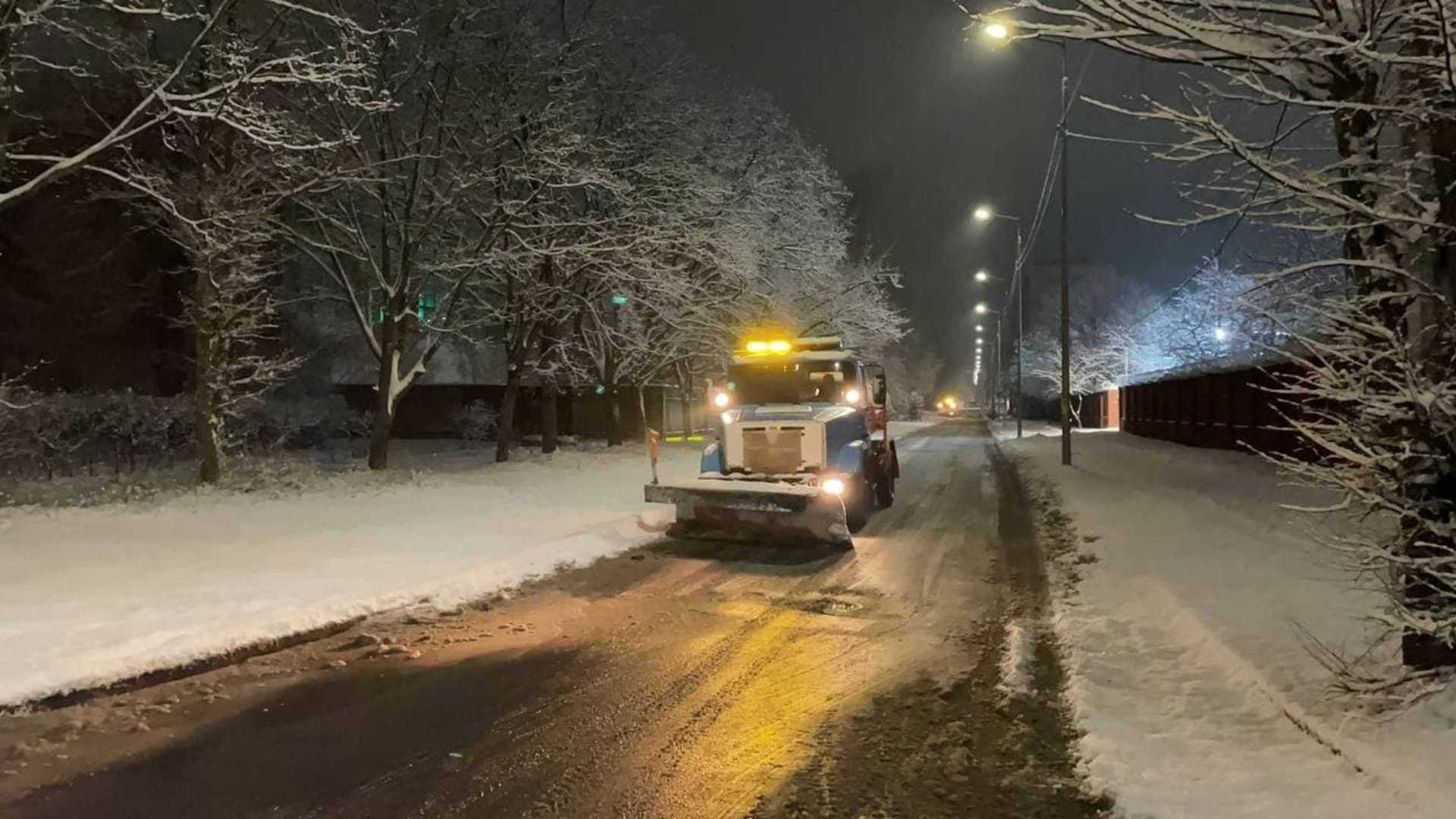 Спеціальний автомобіль чистить сніг у Києві