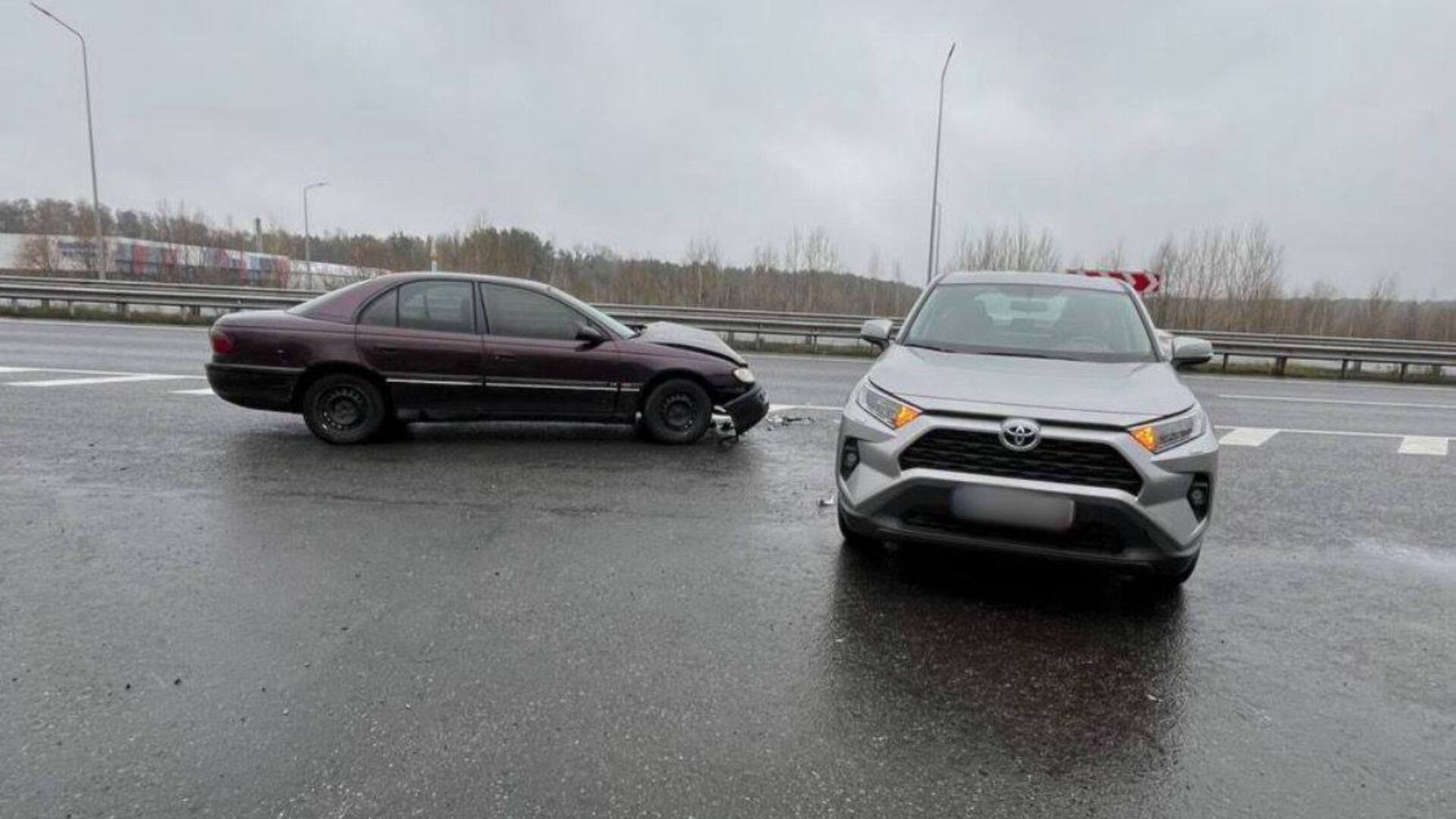 Opel Omega після зіткнення з Toyota RAV4 на трасі Київ-Чернігів