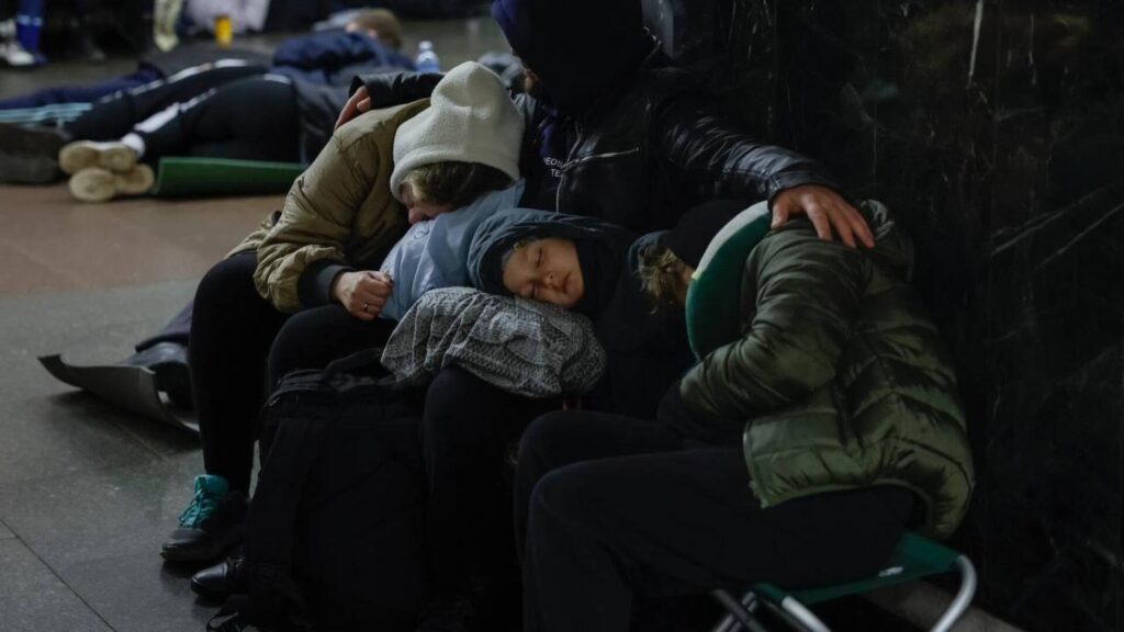 Київське метро закуповує 4 460 стільців для укриттів замість втрачених Люди ховаються у київському метро під час повітряної тривоги