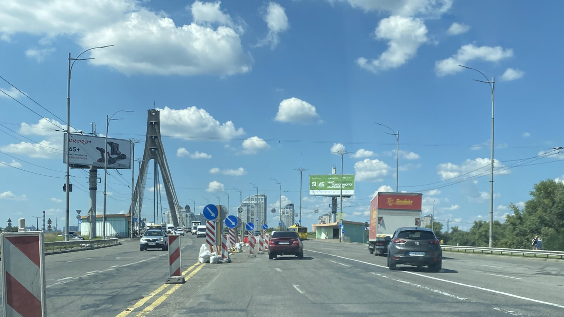 Дорога через міст в Києві