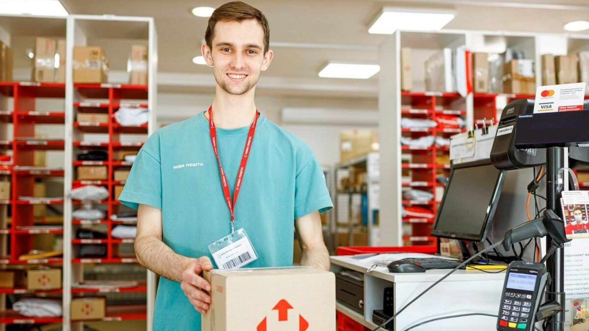 Оператор Нової пошти у відділенні