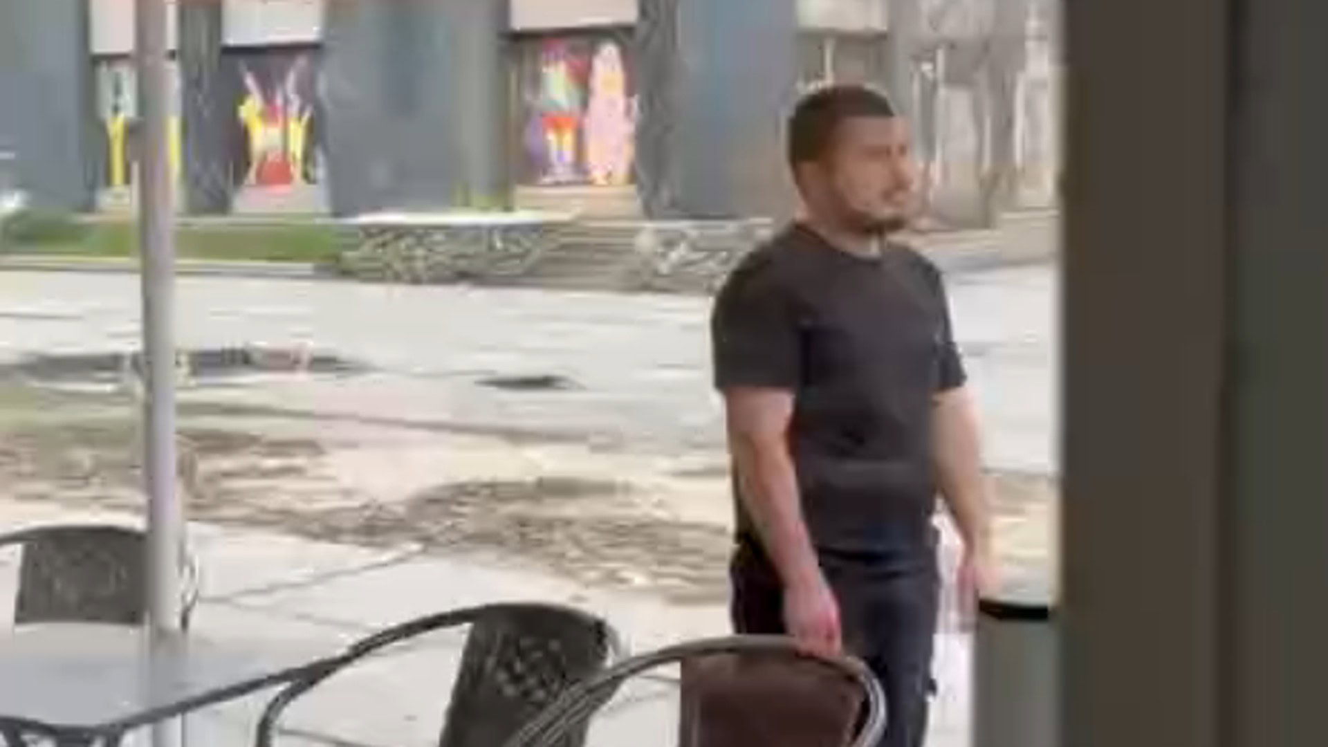 Чоловік стоїть біля кафе на Оболоні