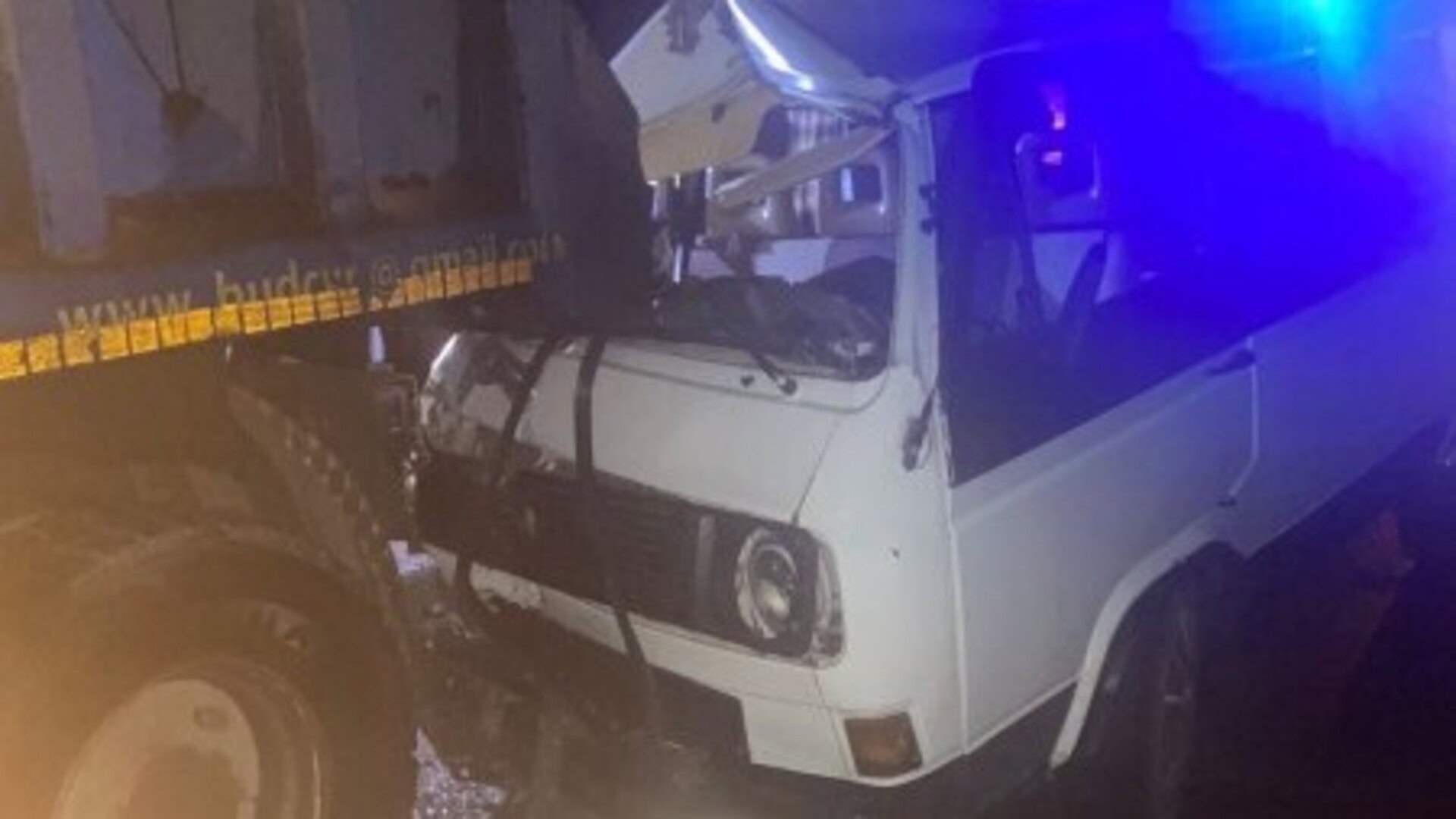 Volkswagen в'їхав у вантажівку