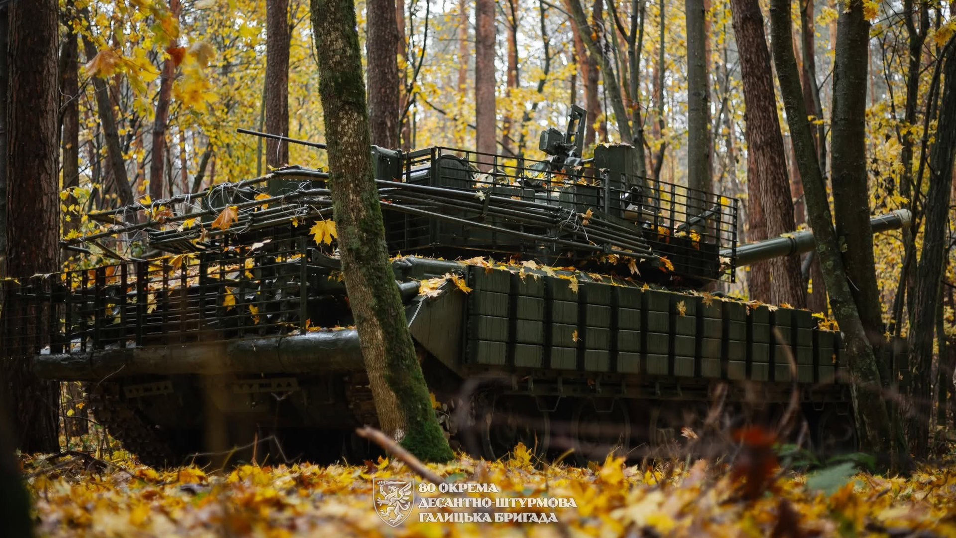 Танк ЗСУ стоїть в осінньому лісі