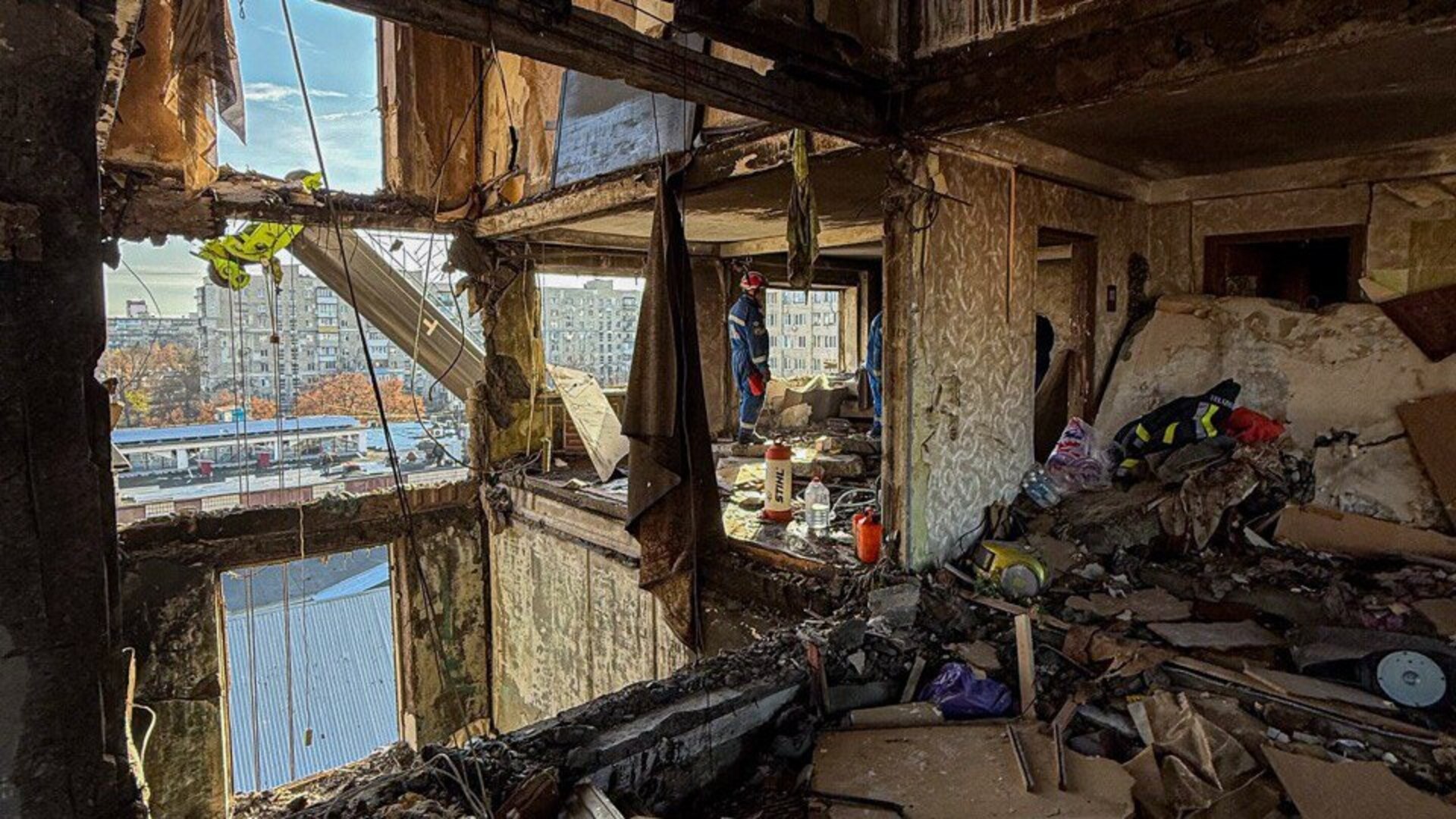 Зруйнована дев'ятиповерхівка у Києві: між поверхами обвалені перекриття, кімнати зруйновані