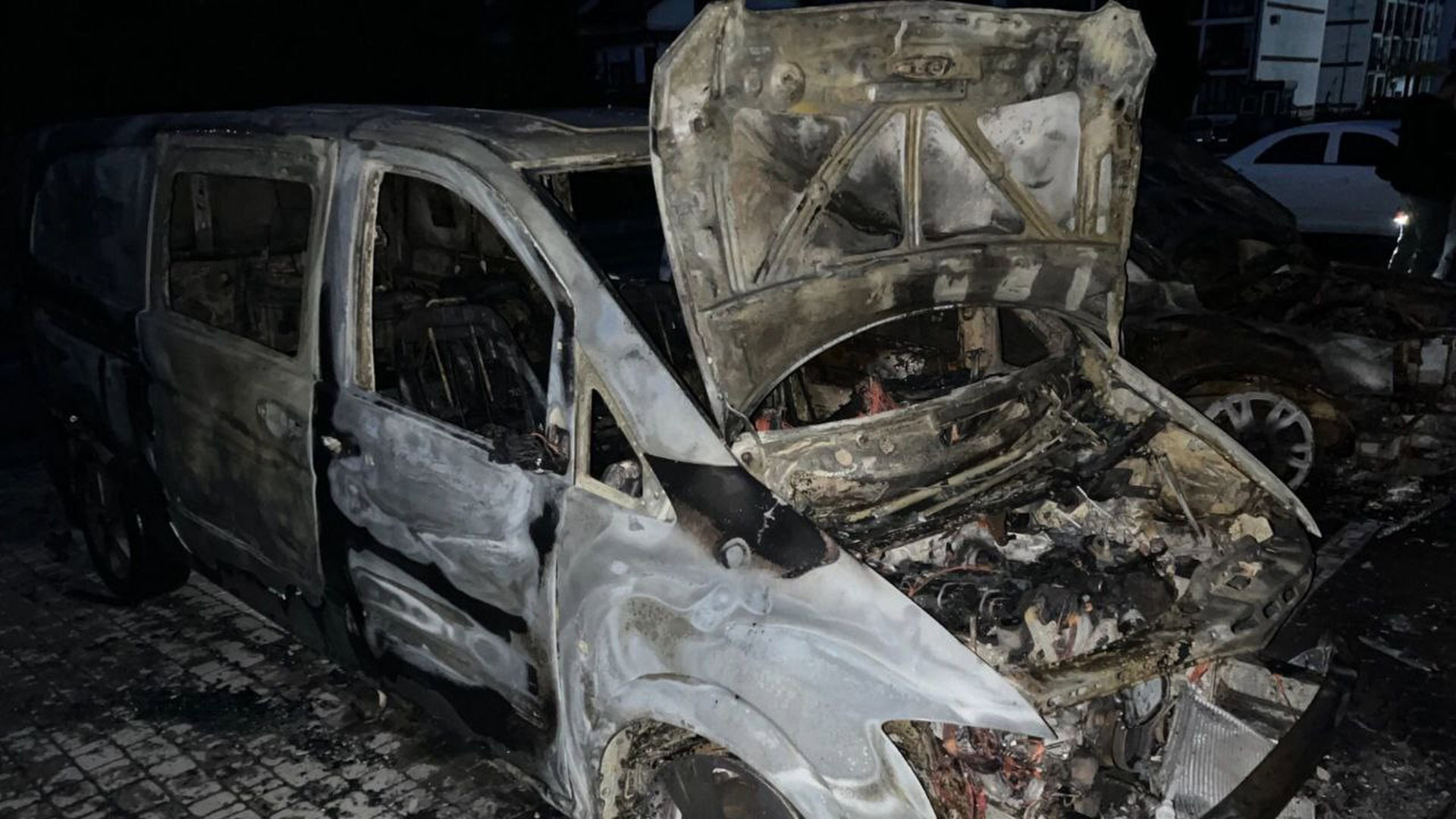 Згоріла машина з відкритим капотом