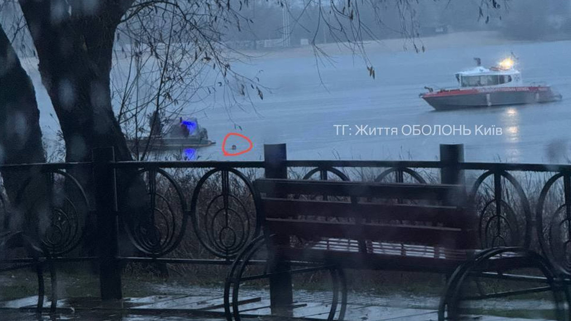 На річці два катери і один чоловік у воді