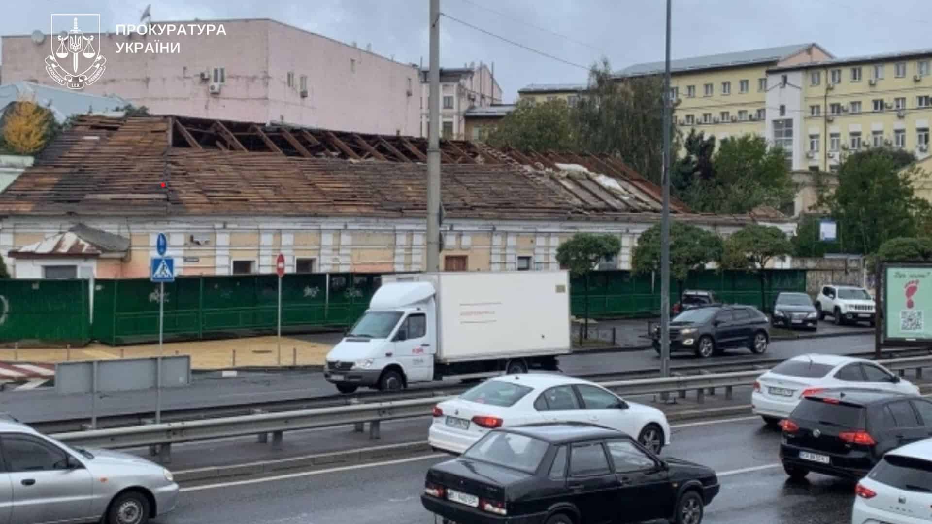 Вулиця Києва, якою їдуть автомобілі, два легковика і одна вантажівка