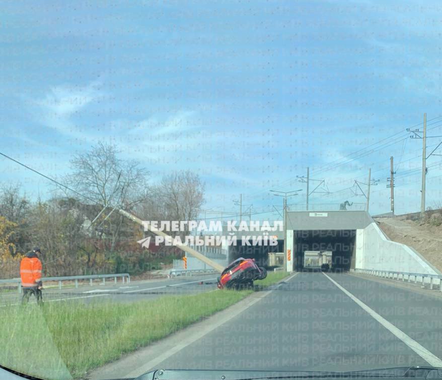 Червоний Porsche після ДТП лежить на боці на узбіччі дороги