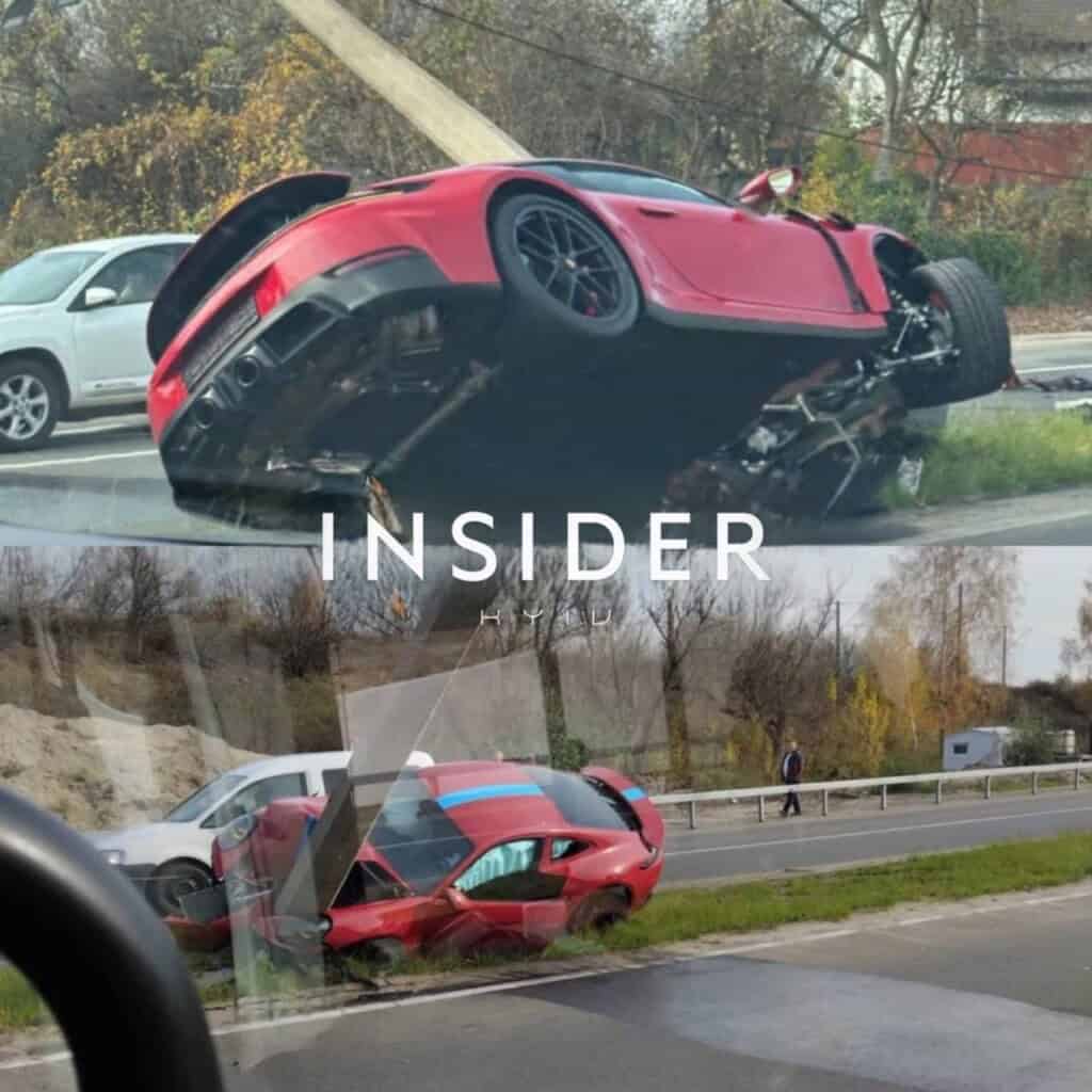 Червоний Porsche після ДТП лежить на боці на узбіччі дороги, поруч похилений стовп