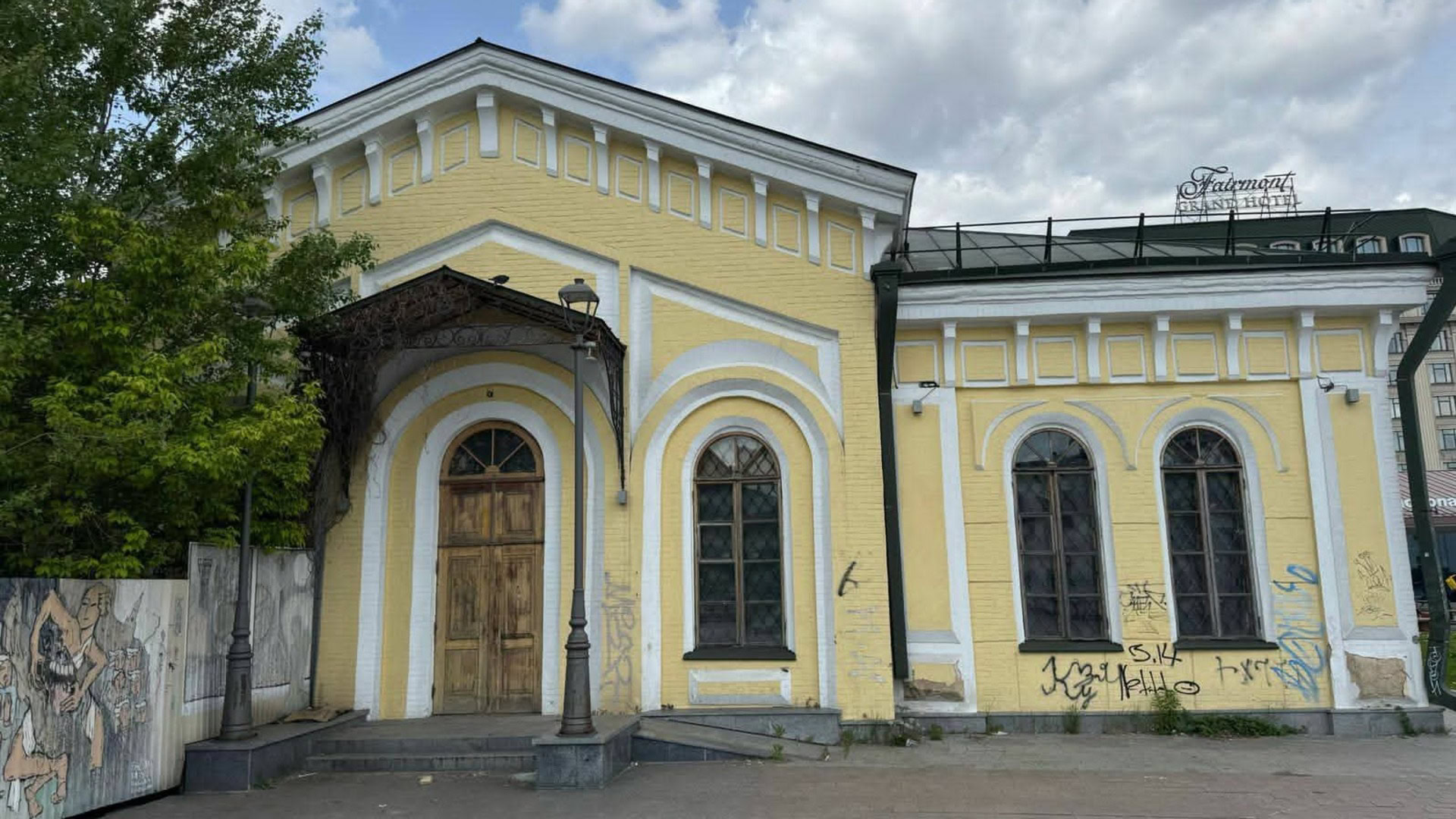 Будівля Поштової станції на Подолі у занедбаному стані