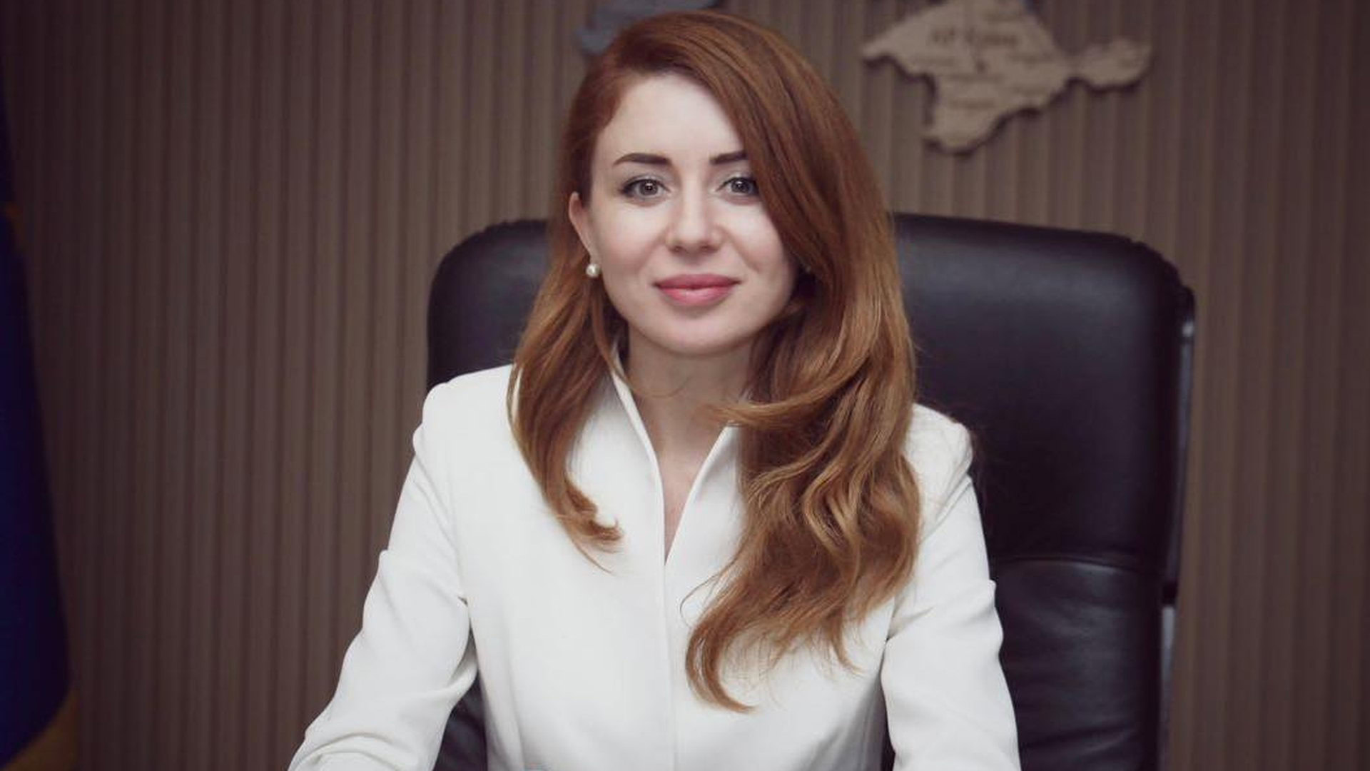 Світлана Гринчук сидить за столом в кабінеті