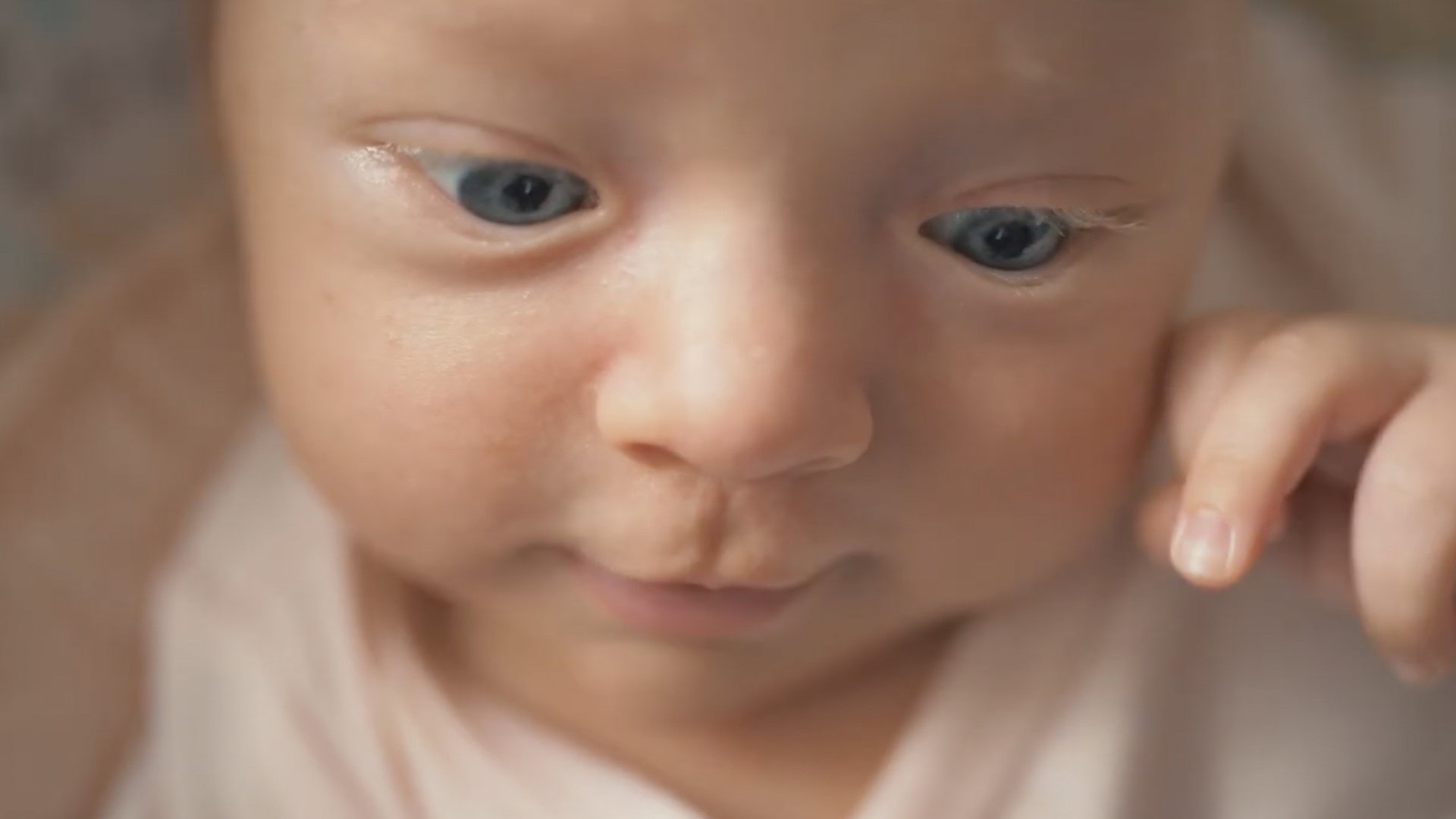 Дитина новонароджена дивиться вниз