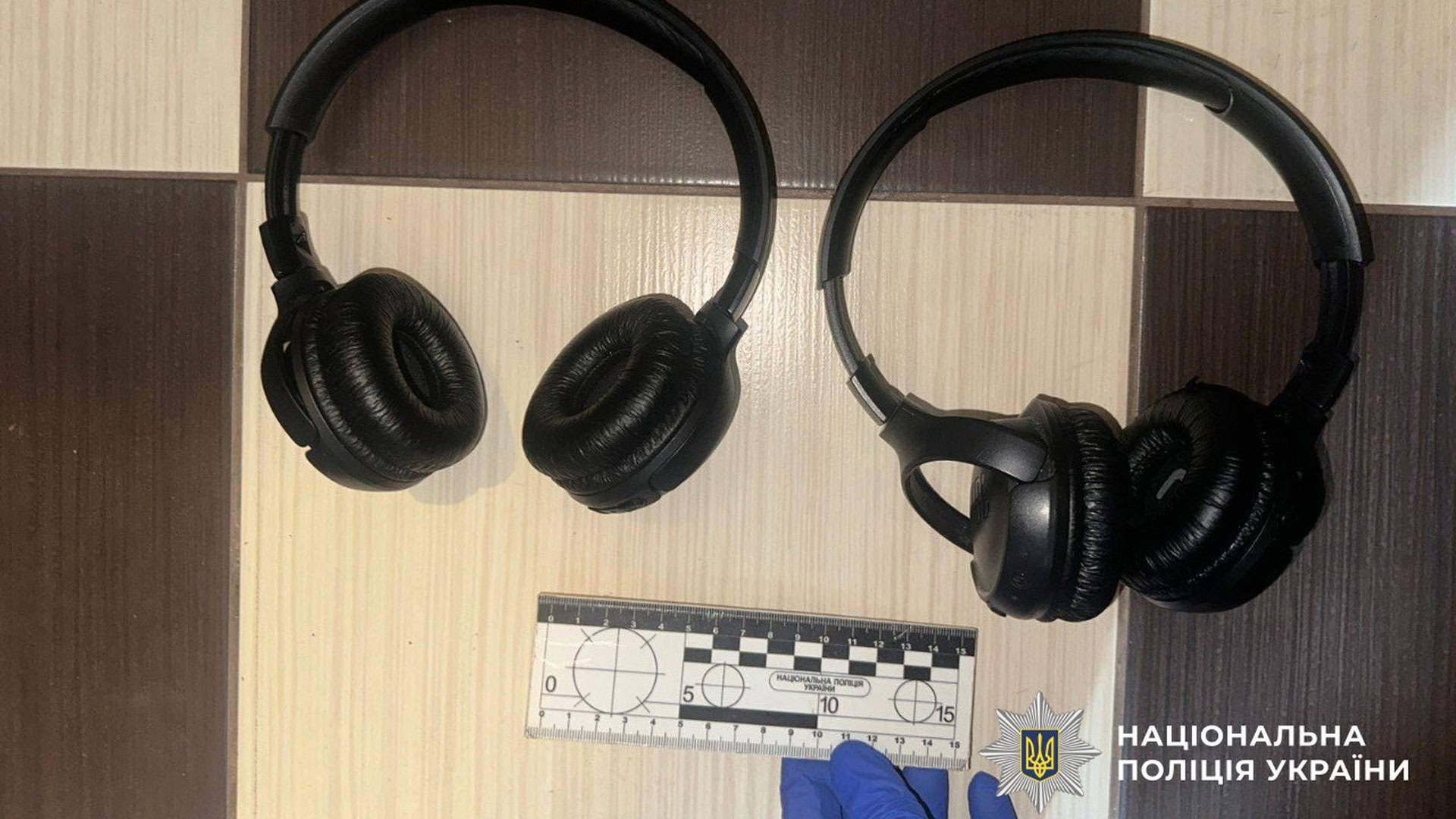 Навушники лежать на столі