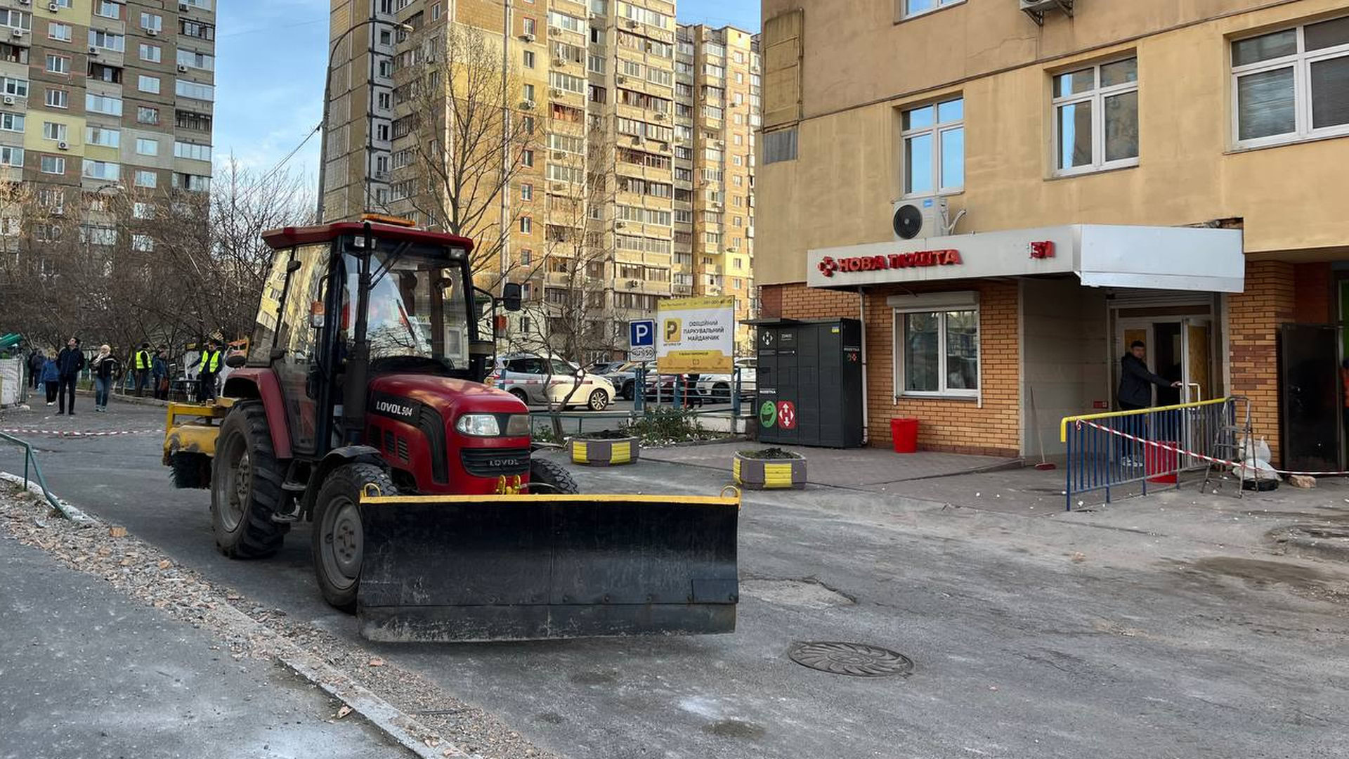 Трактор біля будинку