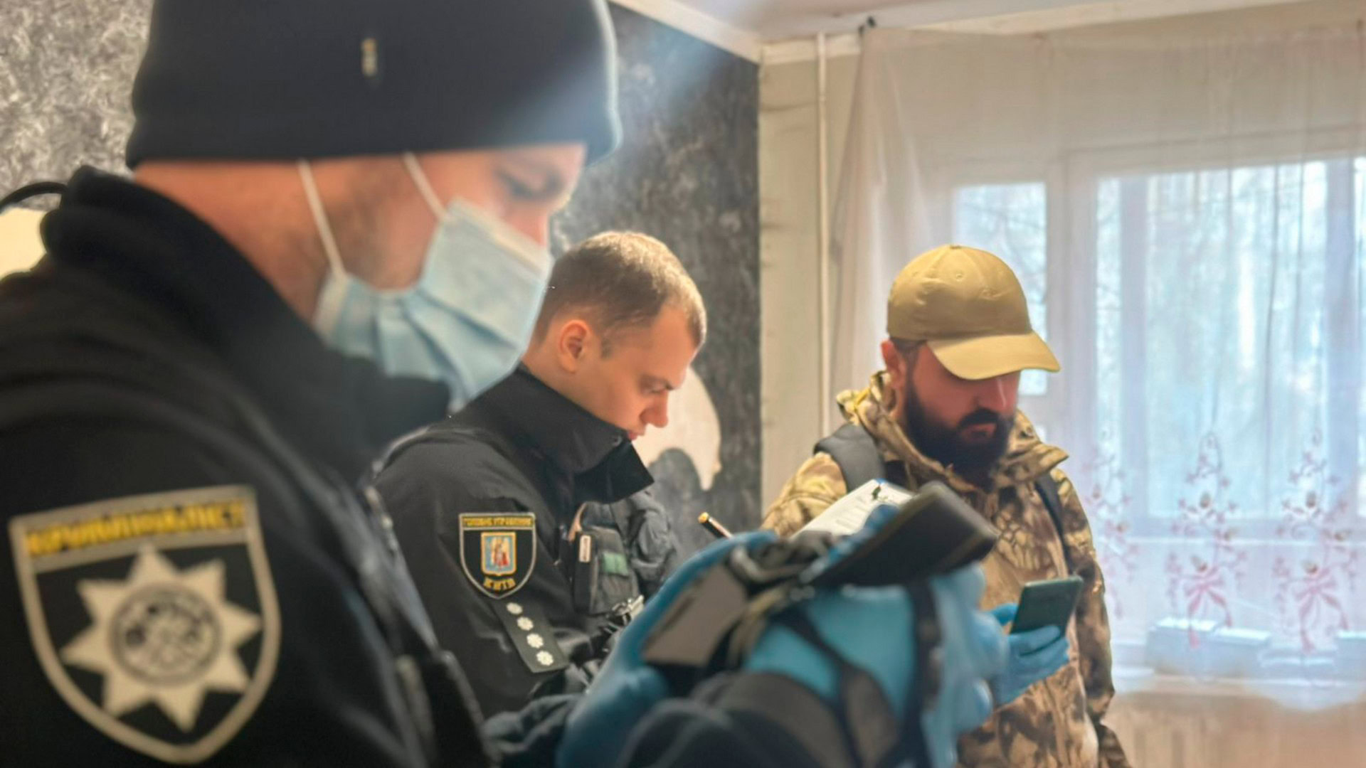 Поліцейські на місці вбивства жінки у квартирі у Святошинському районі Києва