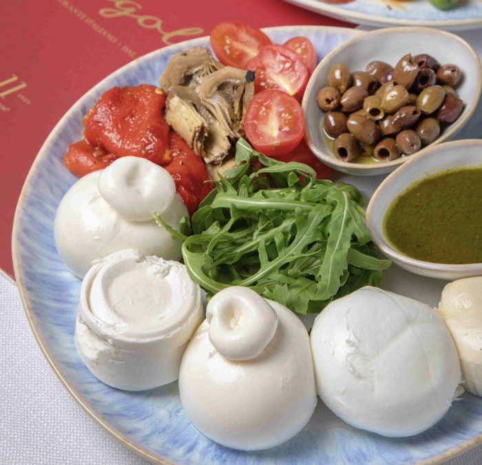 Найуспішніші італійські ресторани України: два з них у Києві Набір італійських продуктів на тарілці - оливки, моцарела, рукола, помідори чері