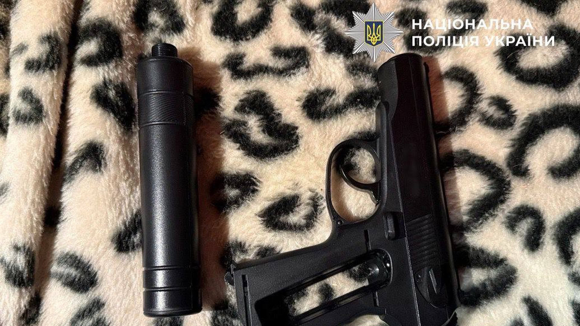 Пістолет лежить на тканині леопардового кольору