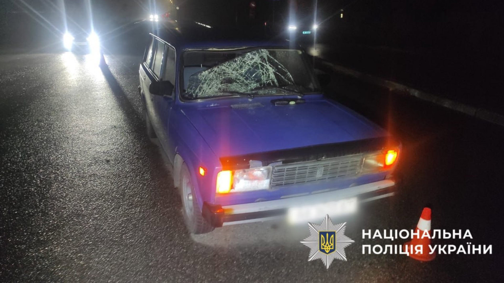 Синій автомобіль з розбитим лобовим склом