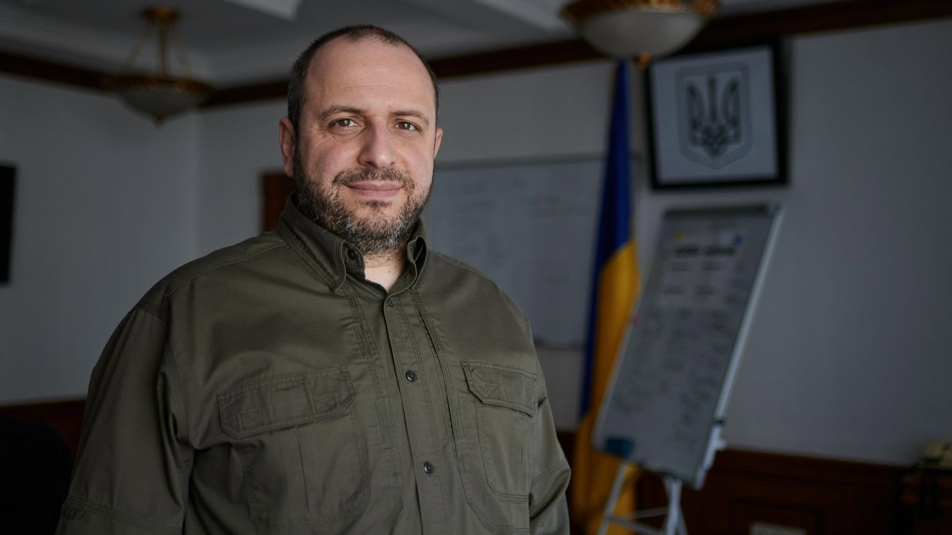 Рустем Умеров на тлі українського прапора