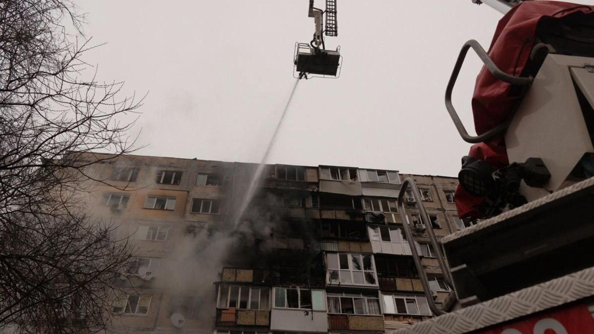 Рятувальники гасять пожежу в багатоповерхівці після російського обстрілу