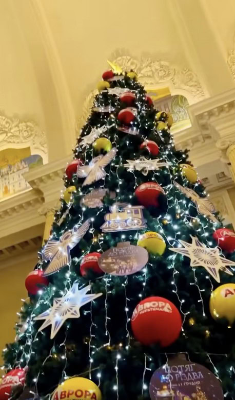 Новорічіна ялинка на залізничному вокзалі Києва