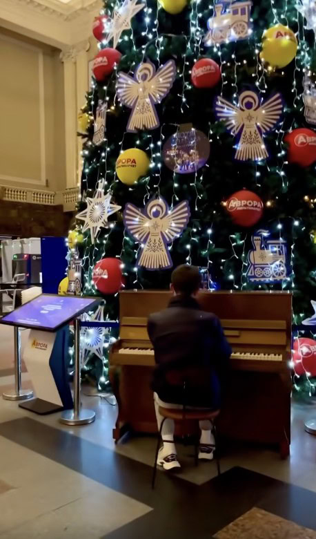 Новорічіна ялинка на залізничному вокзалі Києва