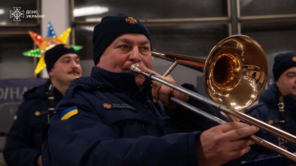 «Дзвони Різдва» у метро: ДСНС зворушив киян концертом