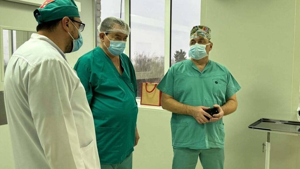 Лікарі інституту Амосова провели операцію з видалення уламка з серця пораненого військового Лікарі інституту Амосова провели операцію з видалення уламка з серця пораненого військового