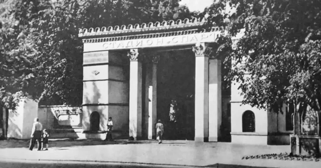 Огорожу «Спартака», що пережила війну і трагедію 1961-го, — демонтують Огорожу «Спартака», що пережила війну і трагедію 1961-го, — демонтують