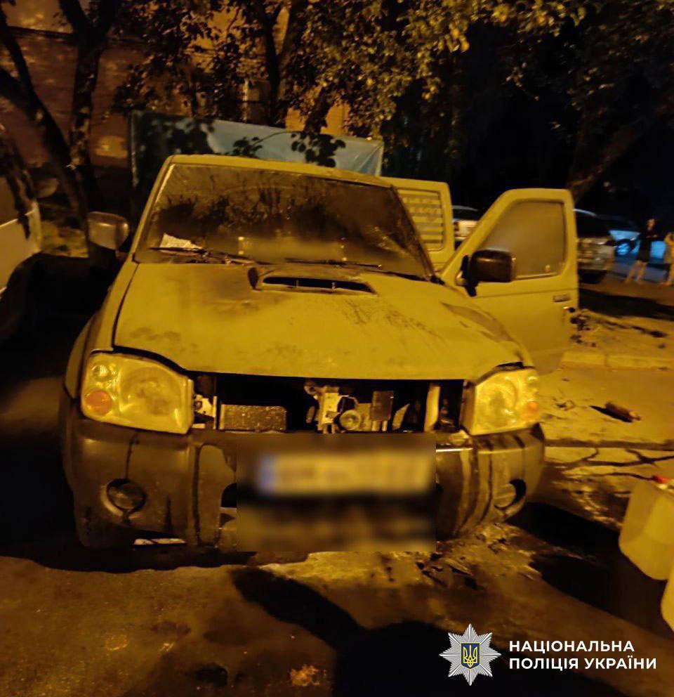Автомобіль, який згорів, стоїть у дворі