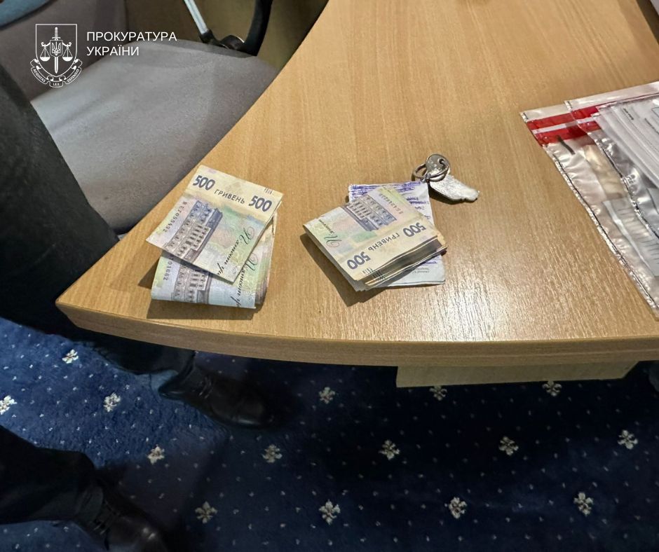 Гривневі купюри на столі