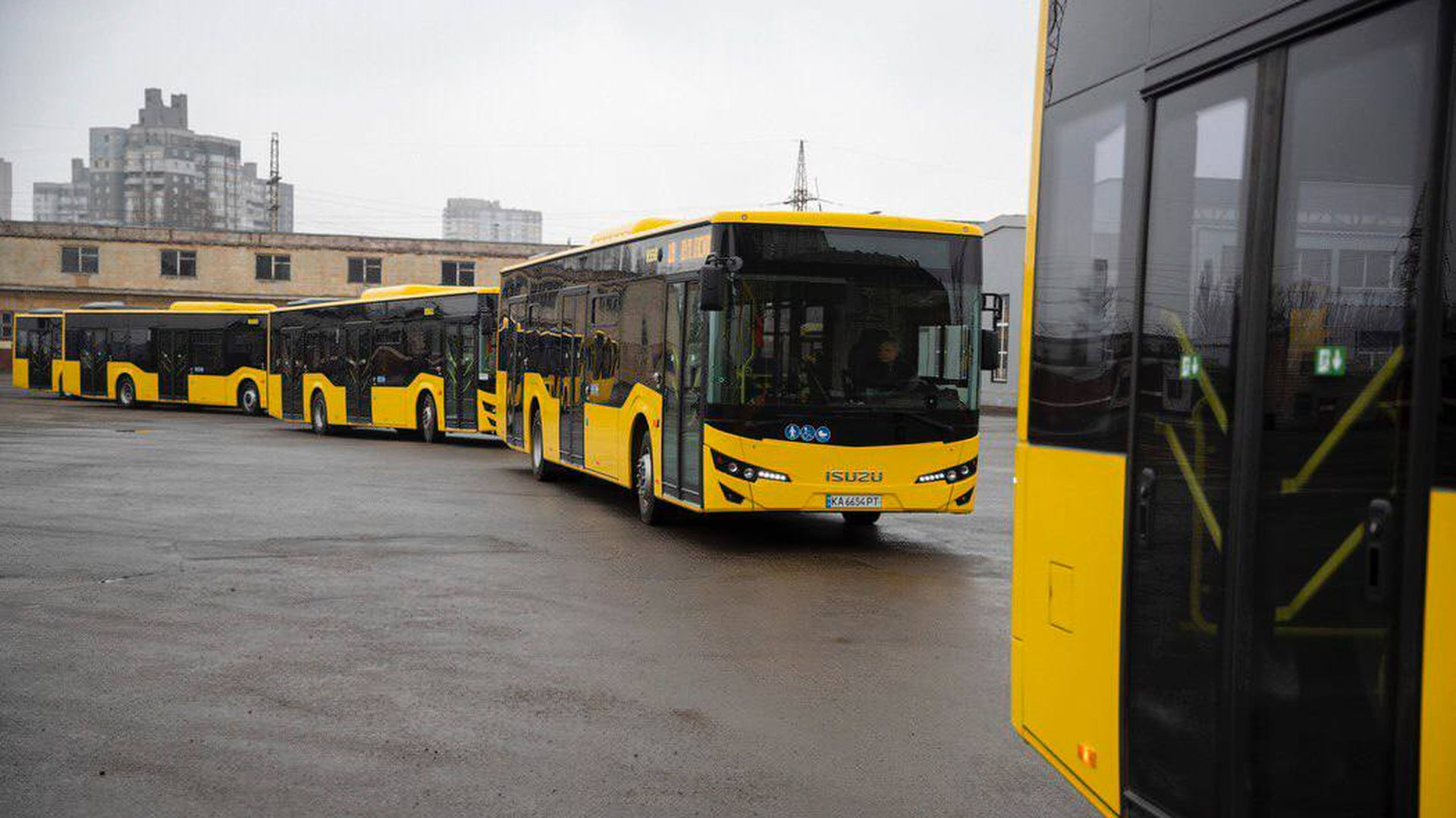 Автобуси Київпастрансу курсують вулицями Києва під час тимчасових змін маршрутів через міські заходи