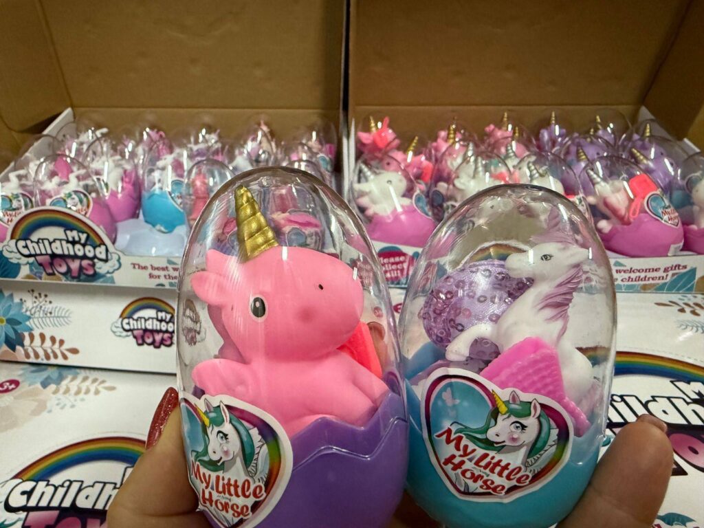 У Києві конфіскували 12 800 підробних My Little Pony Іграшки в прозорих пластикових яйцях