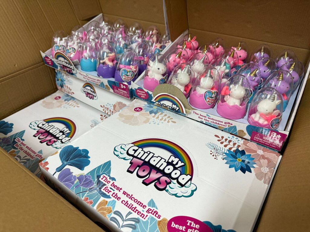 У Києві конфіскували 12 800 підробних My Little Pony Іграшки "поні в яйцях" стоять на столі як партія