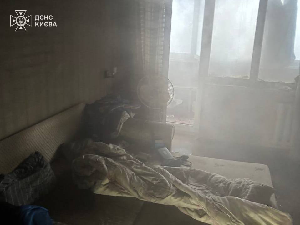 Дві трагедії за 14 хвилин: у Києві під час ранкових пожеж загинули двоє Дві трагедії за 14 хвилин: у Києві під час ранкових пожеж загинули двоє