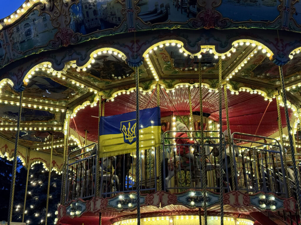 Святкові інсталяції та ілюмінація на ВДНГ