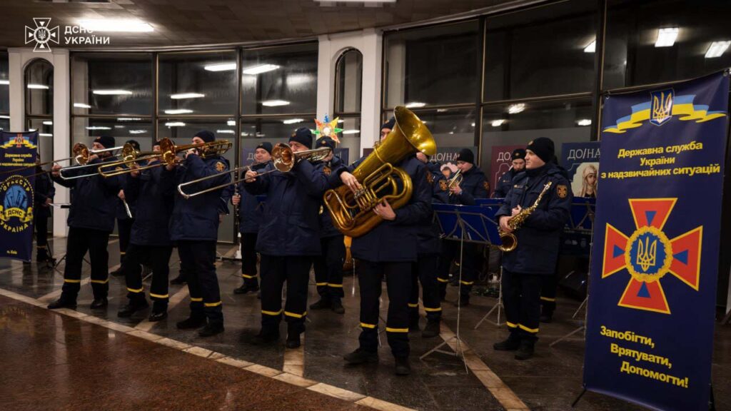 «Дзвони Різдва» у метро: ДСНС зворушив киян концертом