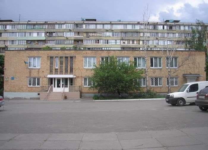 Двоповерхова будівля поліклініки