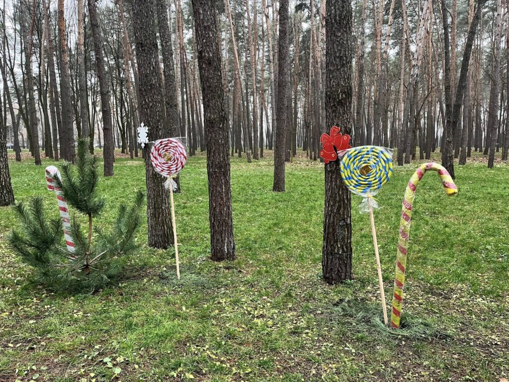 У всіх 10 районах столиці відкрито безкоштовні святкові зони з ялинками та ілюмінацією У всіх 10 районах столиці відкрито безкоштовні святкові зони з ялинками та ілюмінацією