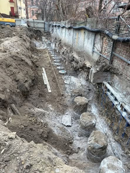 На Подолі ігнорують припис КМДА: будівництво триває