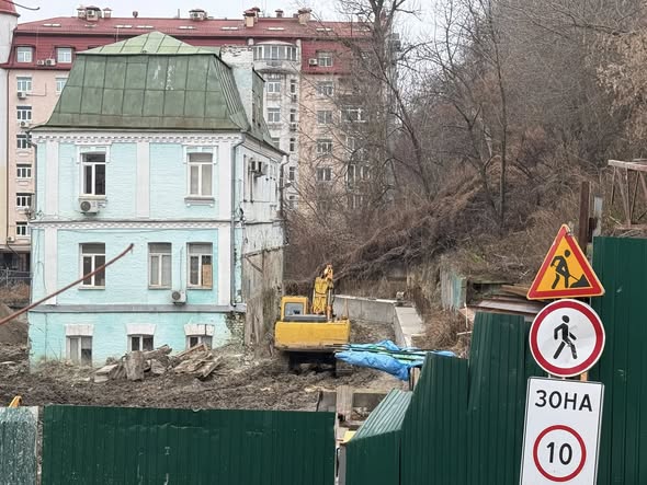 На Подолі ігнорують припис КМДА: будівництво триває