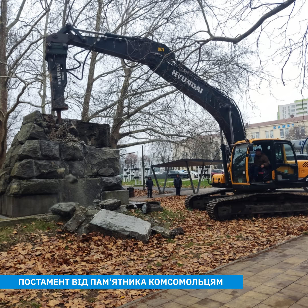 У Києві демонтували постаменти трьох радянських пам'ятників
