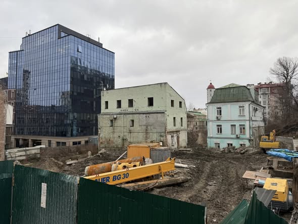 На Подолі ігнорують припис КМДА: будівництво триває